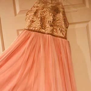 Perfect for holiday photo shoot or NYE festivities. Pictures don’t do it justice